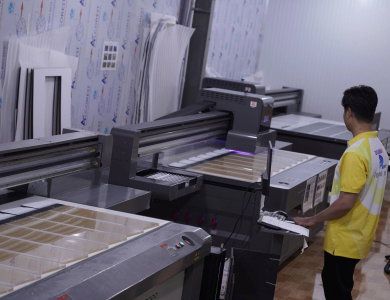 In UV Trên Mica Có Bị Bong Tróc, Phai Màu Không?