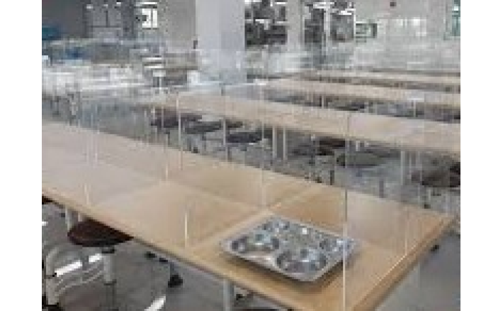 vách ngăn mica bàn làm việc