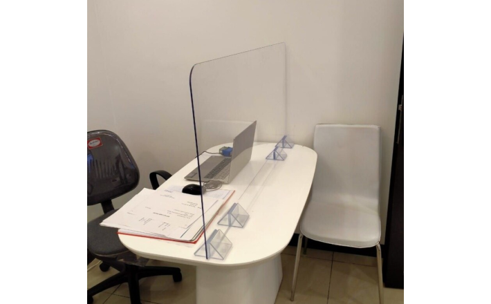 vách ngăn mica bàn làm việc